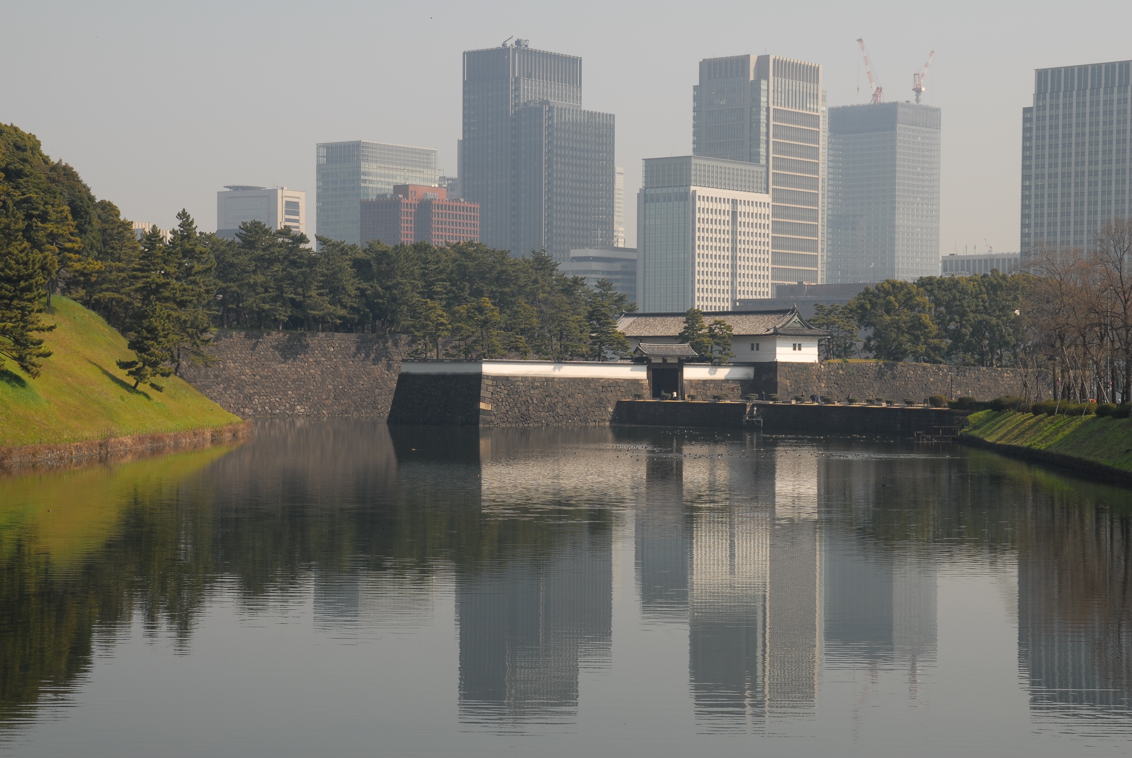 写真：桜田門とビル群