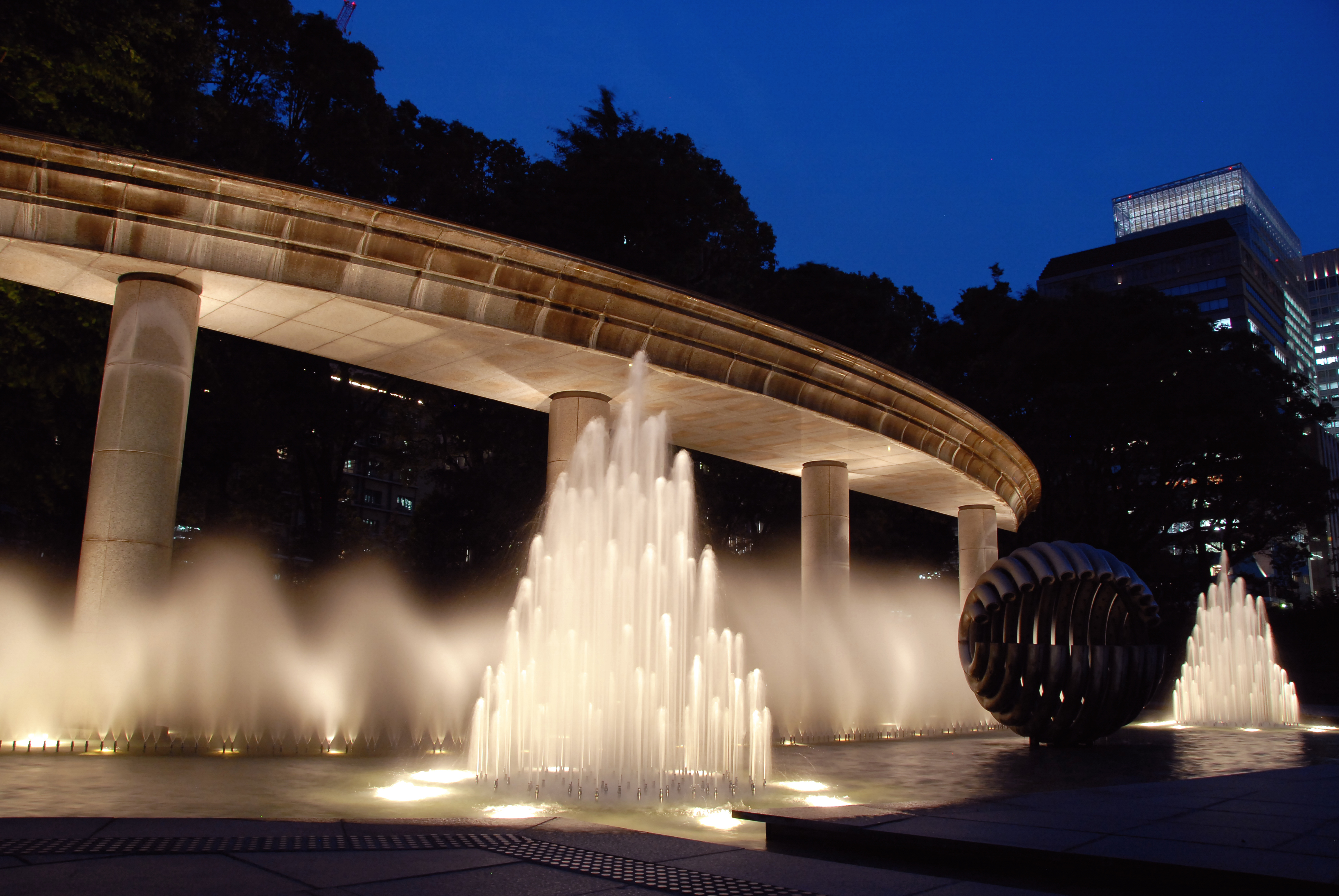 写真：和田倉噴水公園の夜