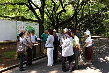写真:園内ガイドウォーク