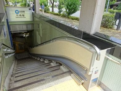 写真：車いす昇降機が備えられた竹橋駅の２番出入口（地上）
