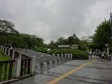 北の丸公園田安門口（靖国通り）