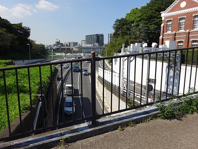 写真：工芸館前の歩道は首都高速道路をまたぐ高架橋