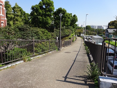 写真：工芸館前の歩道 やや傾斜がきついスロープ状の坂道