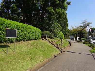 写真：北白川宮能久親王銅像下の階段