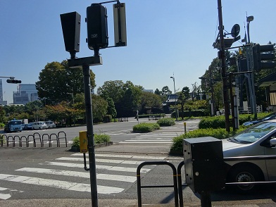 写真：乾門前交差点／皇居乾門側に渡る横断歩道の様子