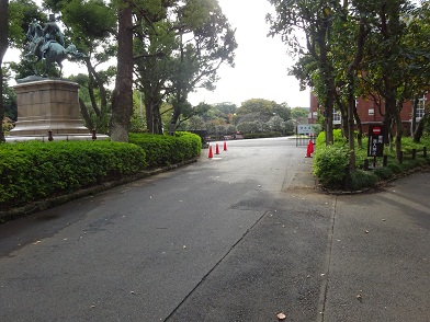 写真：北白川宮能久親王銅像と工芸館