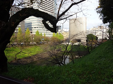 写真：田安門から牛ヶ淵を臨む