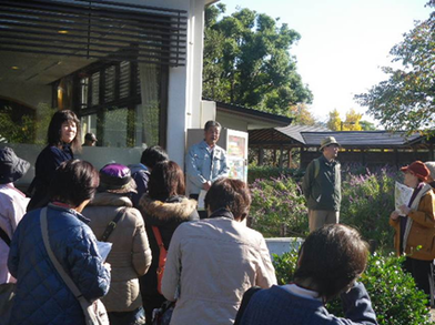 写真：管理事務所（北の丸分室長）からの開会挨拶と概略説明