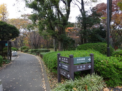 写真：北の丸公園内の芝生広場への道案内