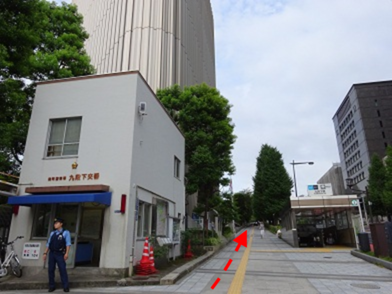 写真：九段下交差点（麹町警察署九段下交番前）から九段坂の歩道（靖国通り）の様子