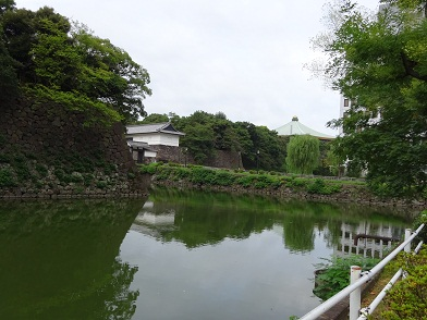 写真：旧江戸城清水門付近の歩道（内堀通り）の様子