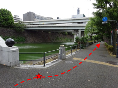 写真：竹橋を起点に、清水濠に沿って内堀通りの歩道を歩き出します。