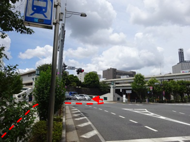 写真：竹橋交差点（内堀通りと代官町通りの分岐点）の様子