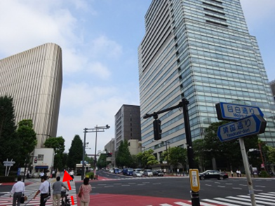 九段下駅６番出入口方面から九段下交差点（靖国通り）に進む方向の様子を写した写真です