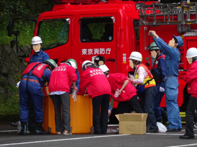 消防署員とともに訓練する災害時支援ボランティアのみなさん