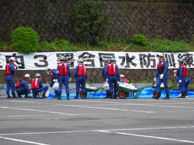 消防署員とともに訓練する地元消防団のみなさん