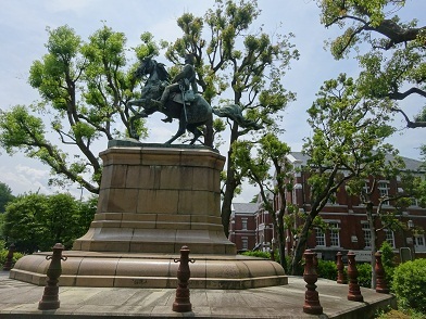 北白川宮能久親王銅像と工芸館の写真