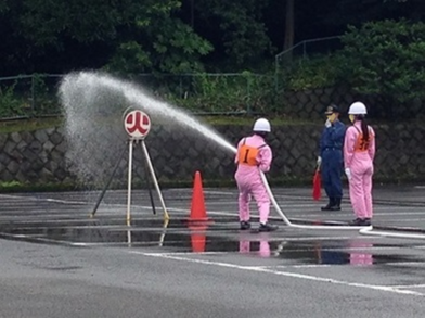 麹町消防署管内の自衛消防隊のみなさんが消火栓散水による消火演習をしている様子です