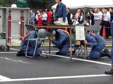 麹町消防署管内の自衛消防隊のみなさんが地震発生時の初動演習をしている様子です