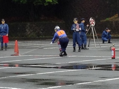 麹町消防署管内の自衛消防隊のみなさんが消火器による消火演習をしている様子です