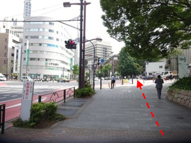 飯田橋駅東口辺りから目白通りを歩いて辿り着いた九段下交差点の様子を写した写真です。