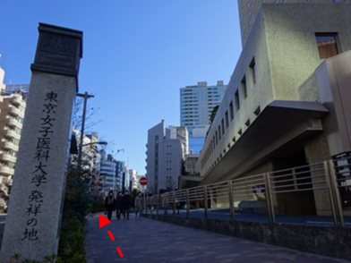 目白通りに設けられている史跡標石のひとつの東京女子医科大学発祥の地の標石を写した写真です。