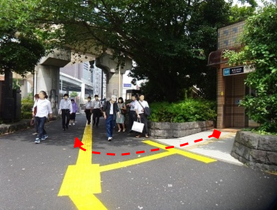 地下鉄飯田橋駅の飯田橋交差点地上エレベーター出入口の様子を写した写真です。