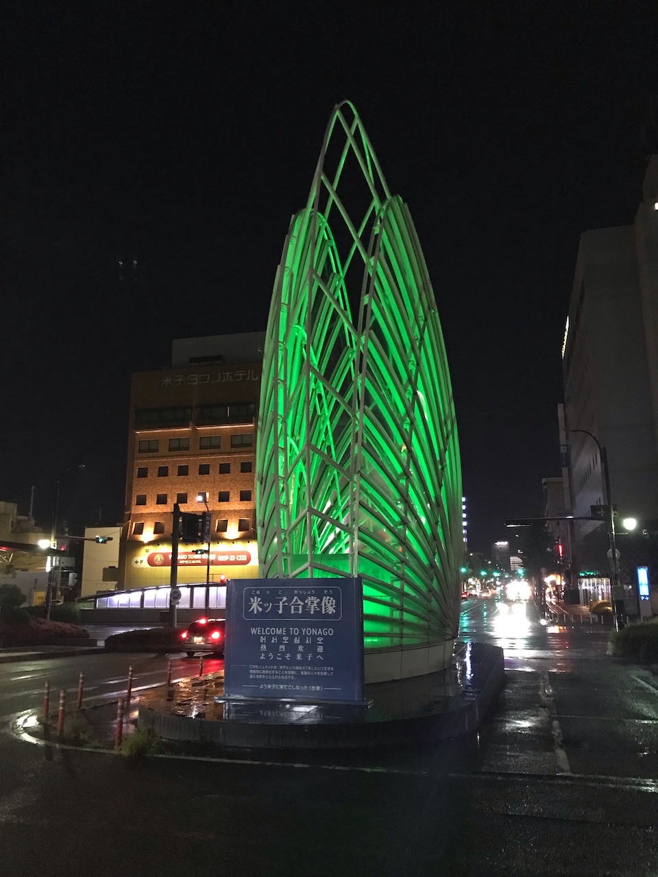 米子駅前米ッ子合掌像