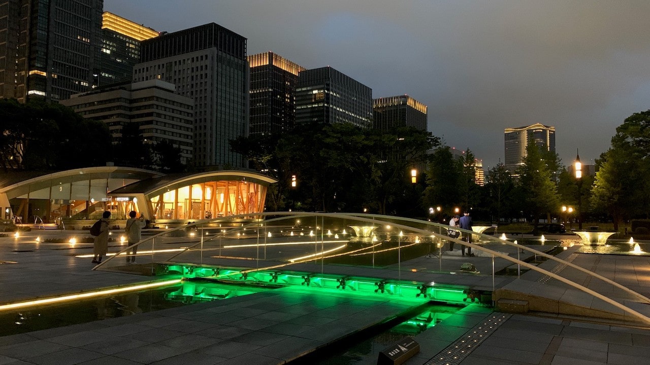 皇居外苑 和田倉噴水公園「ガラスの架け橋」