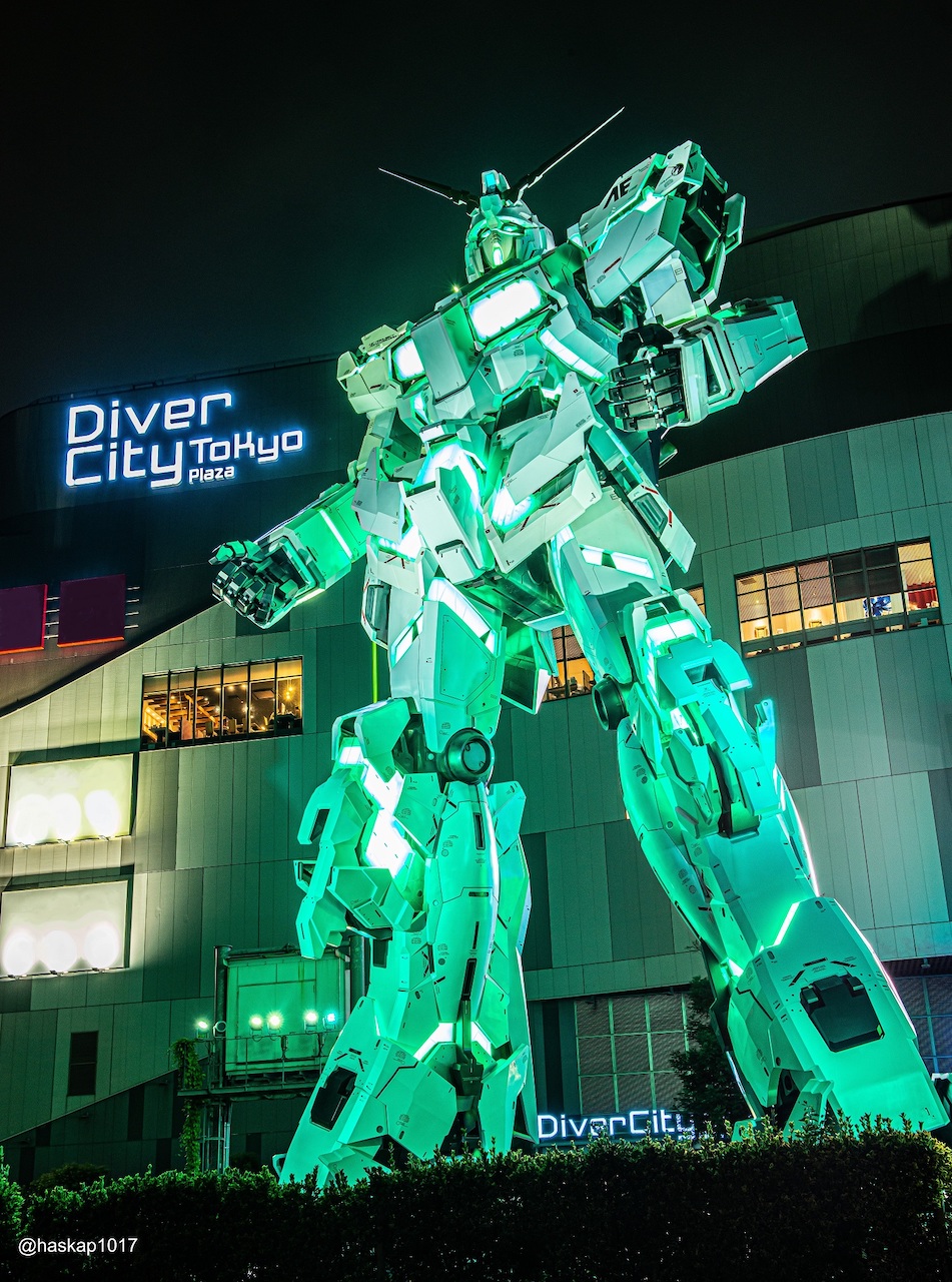 ユニコーンガンダム立像