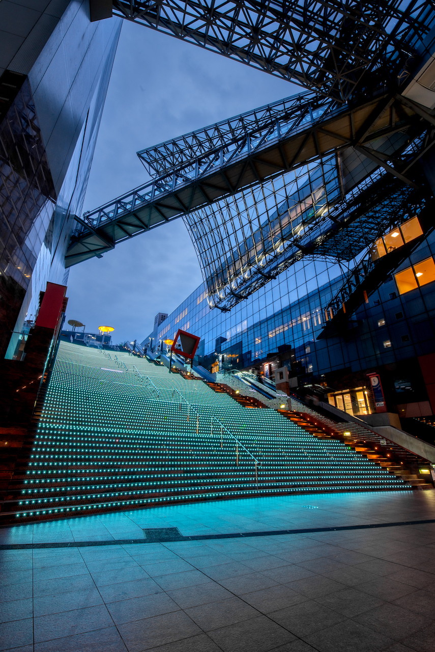 京都駅ビル大階段　グラフィカルイルミネーションPlus