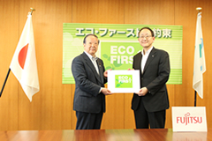北村副大臣と富士通株式会社代表の写真