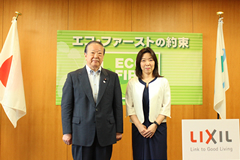 北村副大臣と株式会社LIXIL代表の写真
