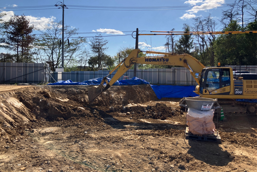 実証事業の中で実施している技術の一つ（「PFOS・PFOAを含む土壌のロータリーキルン式熱分解処理による濃度低減技術」）で、PFOSやPFOAを含む土壌を掘削している様子。