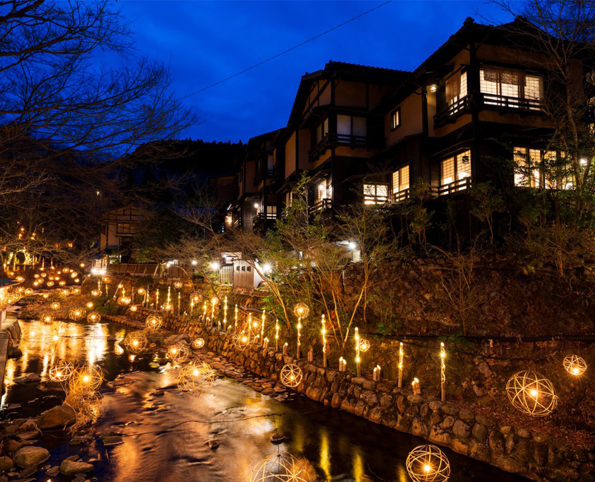 竹細工の灯篭を活用したライトアップは冬の定番イベント