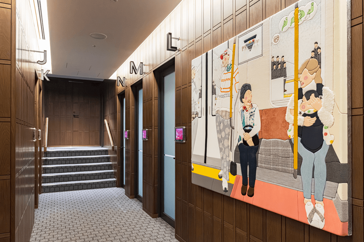 オフィス内のいろいろな場所にアート作品が展示され、社員の創造性を刺激している。