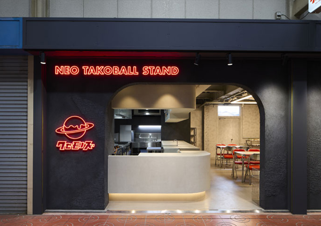 SICS サステナブルラウンジ併設の飲食店「クセモノズ」。未利用魚を「クセモノ」に例えて、たこ焼きなどの具にするなどして提供している。（写真提供：JTB）