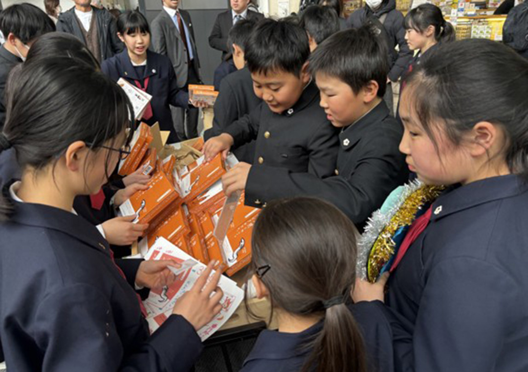 未利用魚を活用したレトルトカレーを販売する子どもたちの様子。（写真提供：JTB）