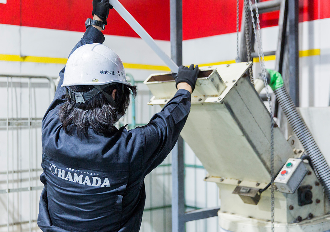 破砕されてリサイクルされる蛍光灯。（写真提供：浜田）