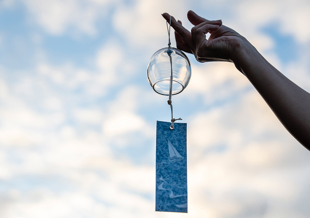 浜田の設立50周年を記念し、蛍光灯と太陽光パネルのリサイクルガラスを使って制作された風鈴。お椀型の「外見」には蛍光灯、内側の「舌（ぜつ）」と呼ばれる小片には太陽光パネルのリサイクルガラスが使用されている。