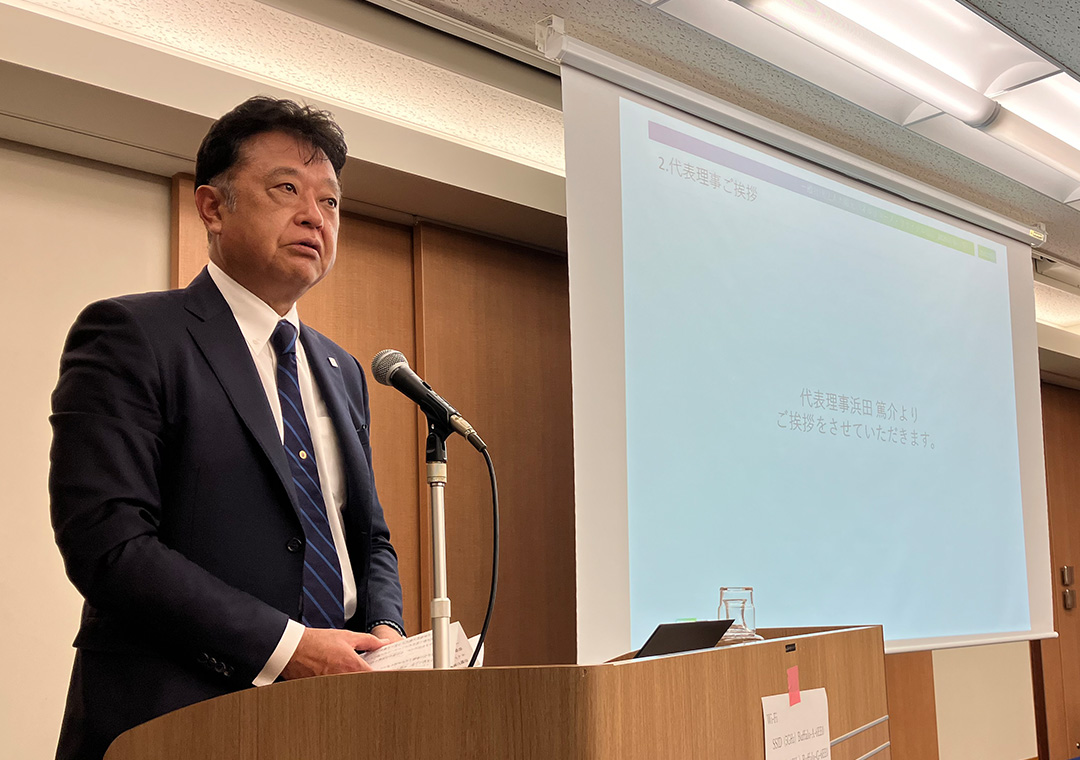 協会の集まりで話をする濵田さん。（写真提供：浜田）