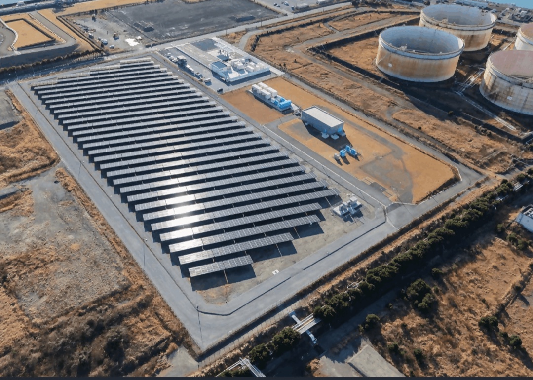 清水駅東口エリアの製油所跡地に整備された太陽光発電設備と大型蓄電池。（写真提供：静岡市 環境局GX推進課）
