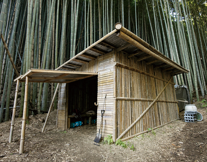間伐した竹で作った作業小屋