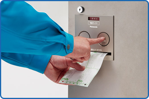 荷物の受取時に伝票への捺印ができるシステムも搭載。伝票差し込み口に伝票を入れ、「捺印」ボタンを押すだけで自動に押印される。電源を使用しないため、あらゆる家庭への配備が可能
