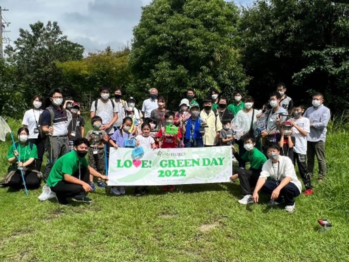 学生・企業が連携した地域住民向け緑地見学会の集合写真