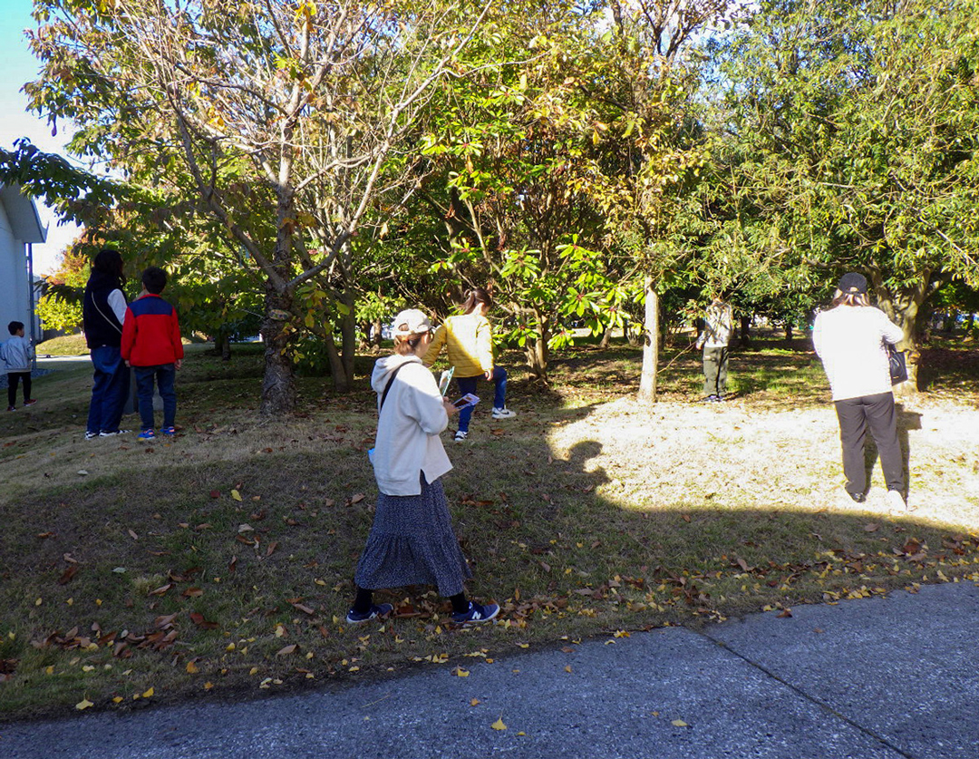 黒部市吉田科学館と協働で定期的に開催する樹木板づくりのイベントでは、ふるさとの森を散策し、クイズを解きながら森について学びます。