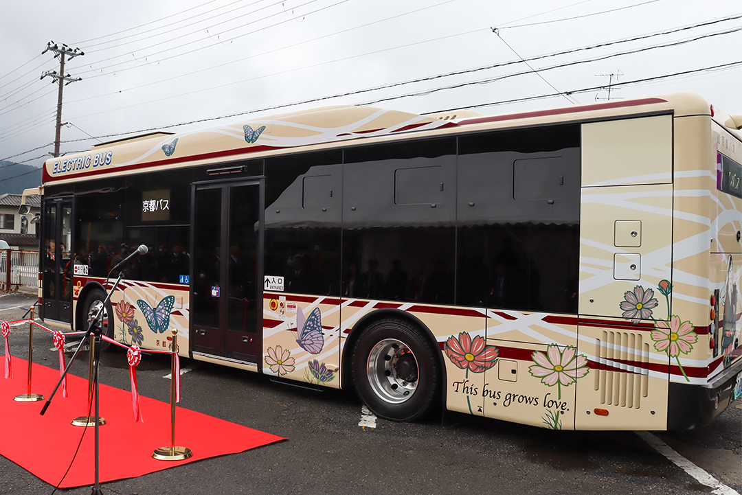 電気自動車バス「オオムラサキ号」。車内には子どもたちが描いたオオムラサキの絵も飾られています。