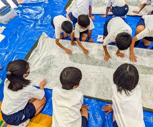 アマモマットを製作する子どもたち。