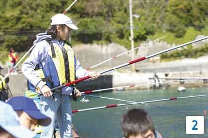 [2]たくさんの魚が生息する柏島の海は、磯釣りのスポットとしても人気。普段あまり目にすることのできない魚と出合うことができる