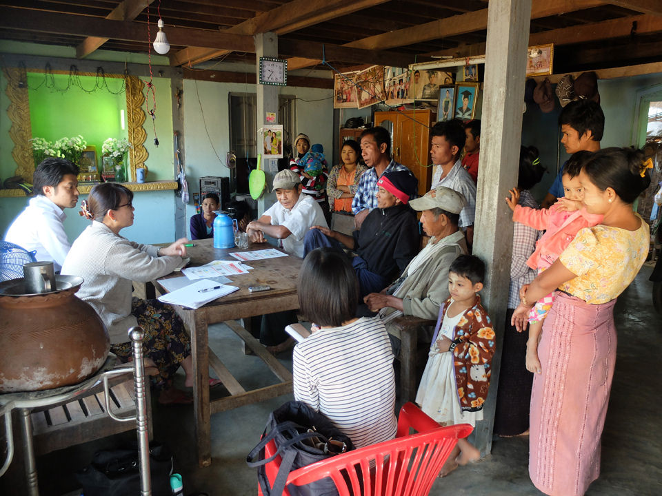 ミャンマーで行われた、現地農家へのヒアリングの様子。データを集め、保険の展開に役立てる